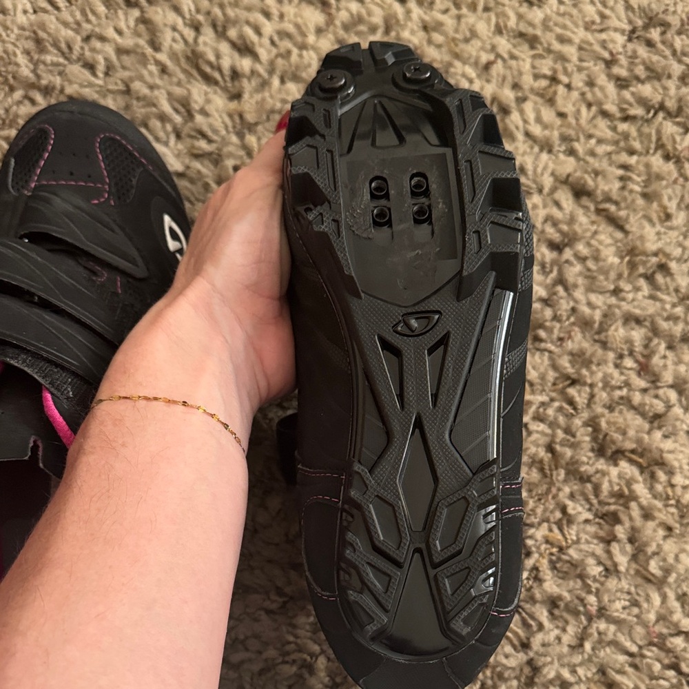 Giro Women's Athletic Cyclist Shoes in Black and Pink Clip In Sz 39/7..5-8 - Picture 3 of 5